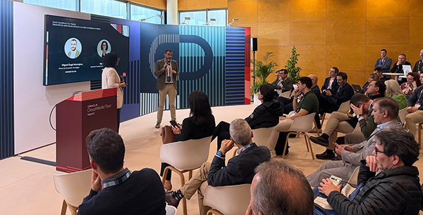 Miguel Ángel Montejano exponiendo