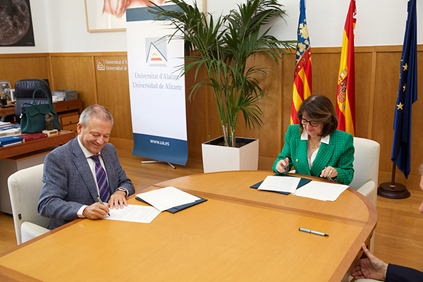 Director general firmando en la Universidad de Alicante