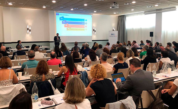 Sala amplia con proyector llena de asistentes donde se imparte el Foro de usuarios UNIVERSITAS XXI