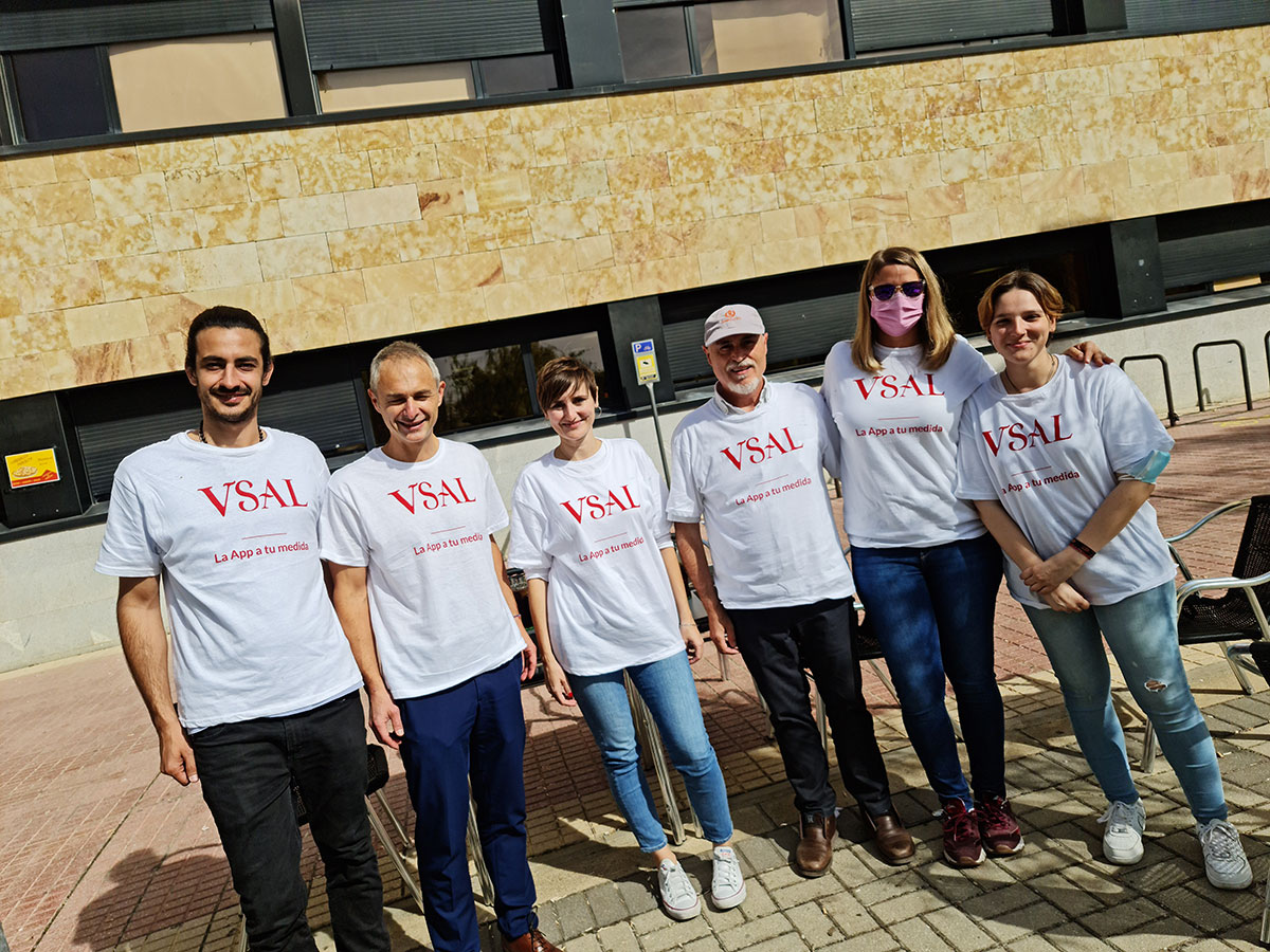 Foto de familia con los organizadores del sorteo de tablets en USAL